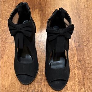 Elegant Black Women's Shoes with Bow Detail Size 7 by Tinstree.